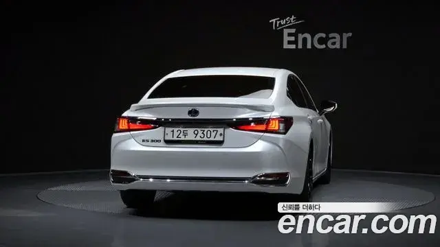 Lexus ES300h 2019 — Фото 4/20