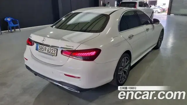 Mercedes-Benz E-Class 2023 — ფოტო 17/18