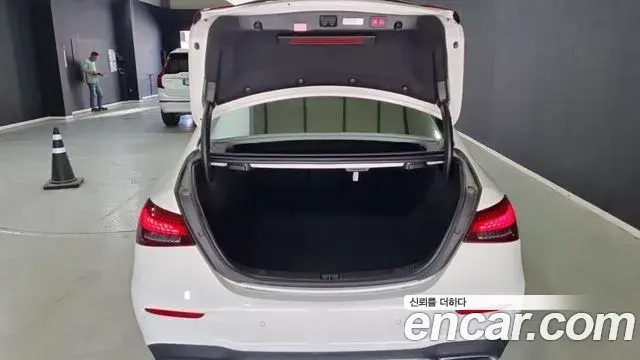 Mercedes-Benz E-Class 2023 — ფოტო 2/18