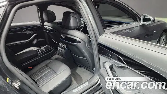 Audi A8 2023 — Фото 12/20