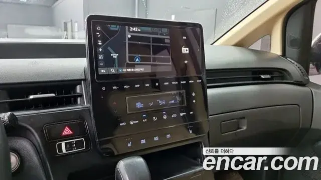 Hyundai Staria 2023 — Photo 12/19
