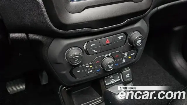 Jeep Renegade 2021 — Фото 18/20