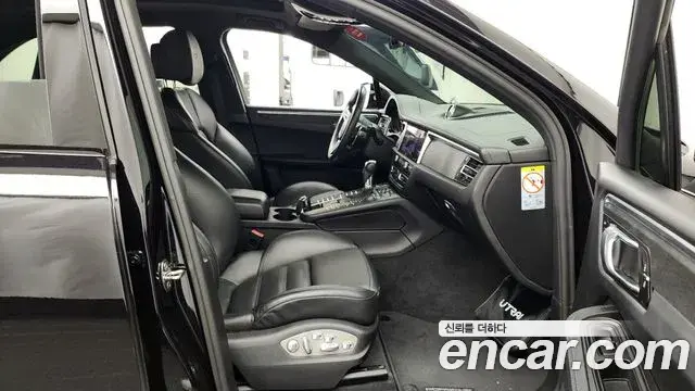 Porsche Macan 2021 — Фото 11/20