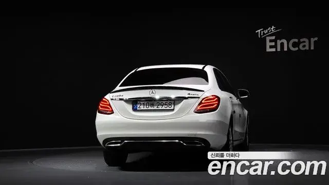 Mercedes-Benz C-Class 2018 — ფოტო 4/20