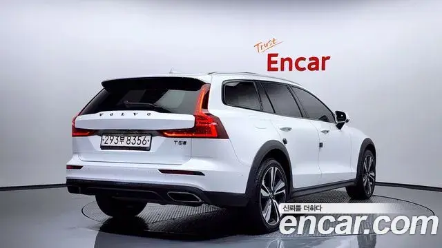 Volvo V60 Cross Country 2020 — ფოტო 18/20
