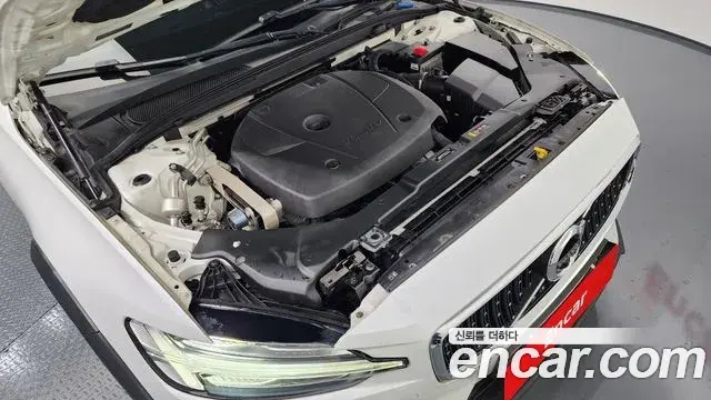 Volvo V60 Cross Country 2020 — ფოტო 17/20