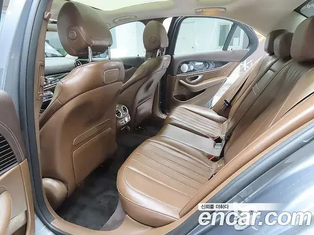 Mercedes-Benz E-Class 2020 — Photo 18/20