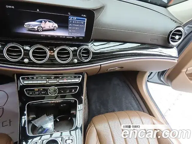 Mercedes-Benz E-Class 2020 — Photo 2/20