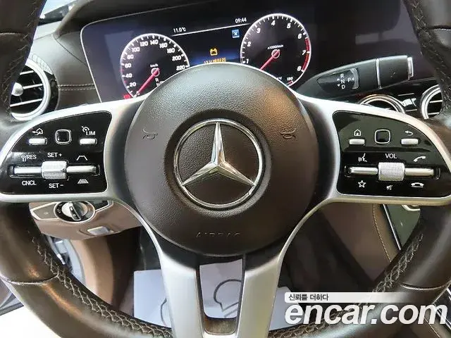 Mercedes-Benz E-Class 2020 — Photo 11/20