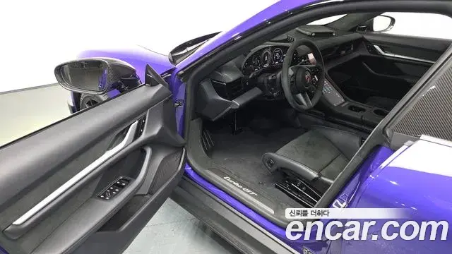 Porsche Taycan 2025 — Şəkil 9/20