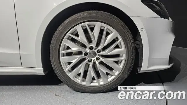 Audi A7 2020 — ფოტო 8/20