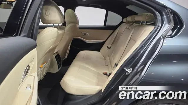 BMW 3 Series 2022 — Photo 18/20