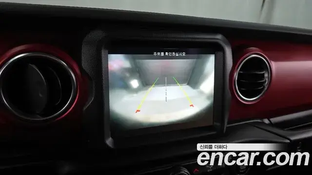 Jeep Wrangler 2023 — ფოტო 10/20