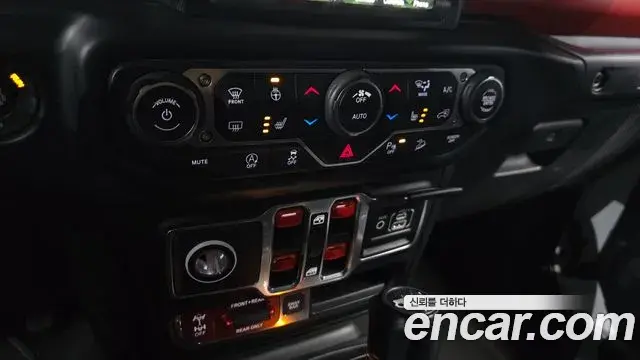 Jeep Wrangler 2018 — ფოტო 15/20
