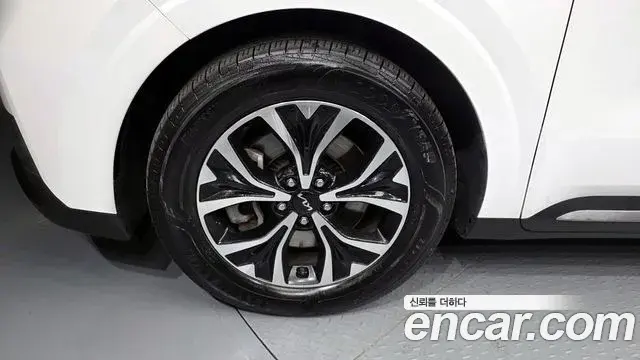 Kia Carnival 2022 — ფოტო 18/20