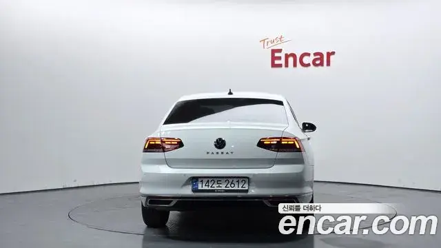 Volkswagen Passat GT 2022 — Photo 1/20