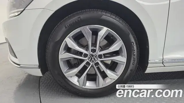 Volkswagen Passat GT 2022 — Photo 17/20