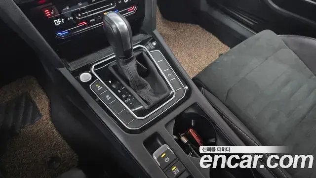Volkswagen Passat GT 2022 — Photo 7/20