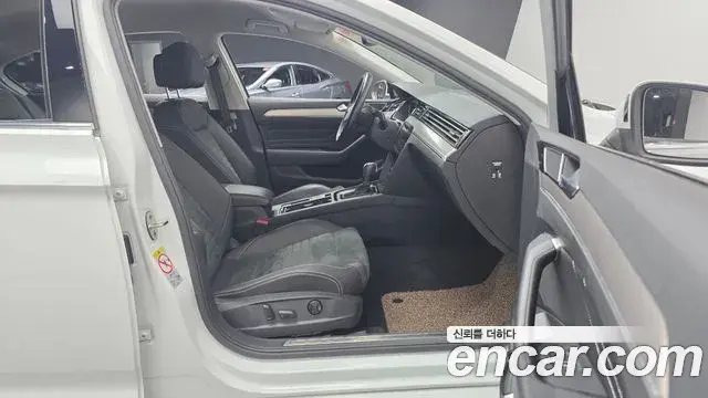 Volkswagen Passat GT 2022 — Photo 16/20