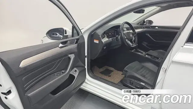 Volkswagen Passat GT 2022 — Photo 8/20