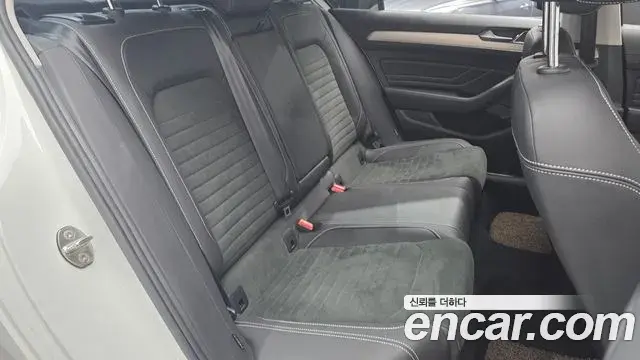 Volkswagen Passat GT 2022 — Photo 9/20