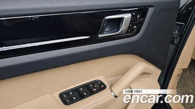 Porsche Cayenne 2019 — Фото 17/20