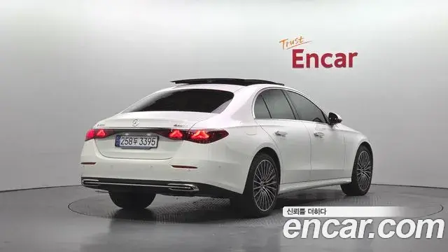 Mercedes-Benz E-Class 2024 — Photo 16/20