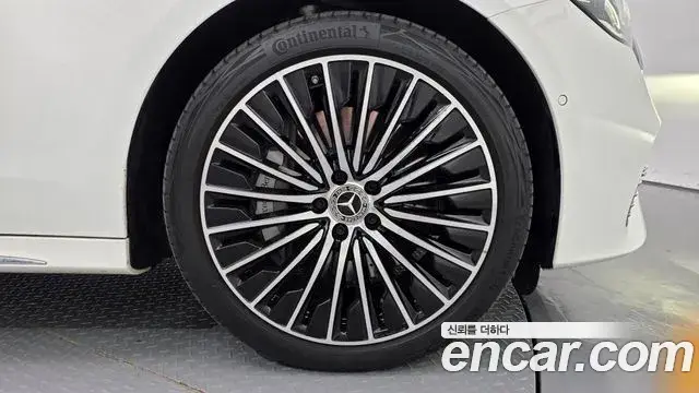 Mercedes-Benz E-Class 2024 — Photo 17/20