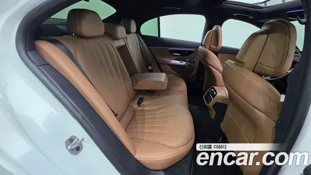 Mercedes-Benz E-Class 2024 — Photo 12/20