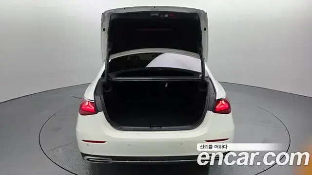 Mercedes-Benz E-Class 2024 — Photo 8/20