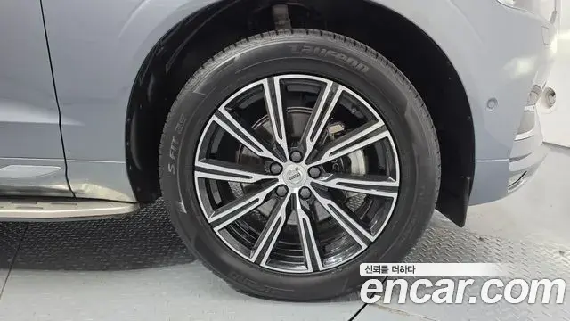 Volvo XC60 2021 — ფოტო 10/20