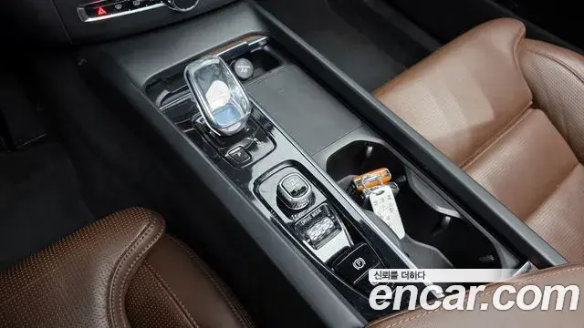 Volvo XC60 2021 — ფოტო 18/20
