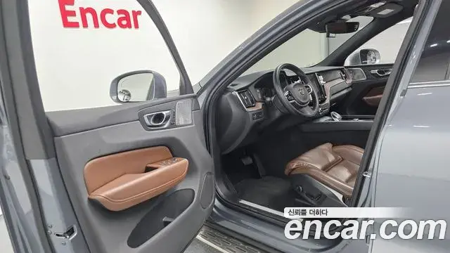 Volvo XC60 2021 — ფოტო 4/20