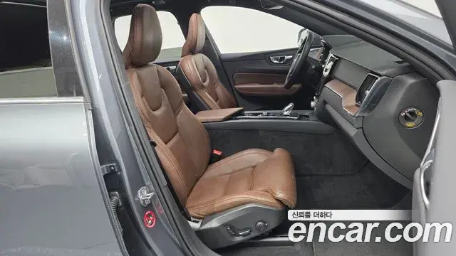 Volvo XC60 2021 — ფოტო 11/20