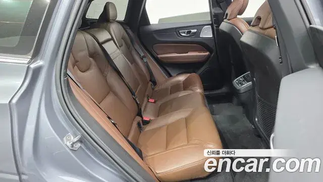 Volvo XC60 2021 — ფოტო 7/20