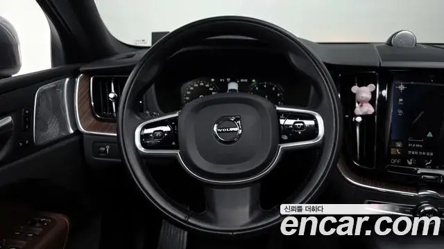 Volvo XC60 2021 — ფოტო 12/20