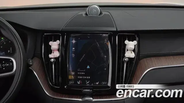 Volvo XC60 2021 — ფოტო 13/20