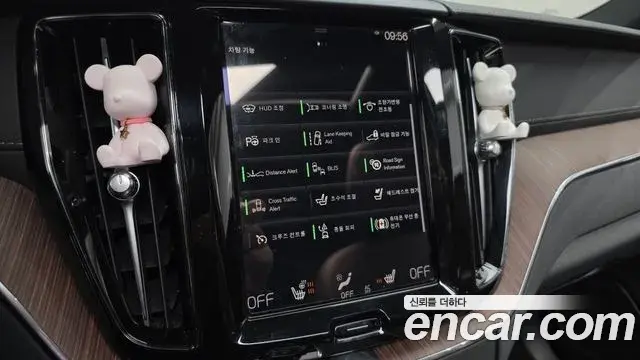 Volvo XC60 2021 — ფოტო 17/20