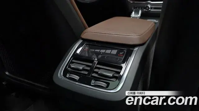 Volvo XC60 2021 — ფოტო 3/20
