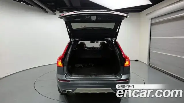 Volvo XC60 2021 — ფოტო 15/20