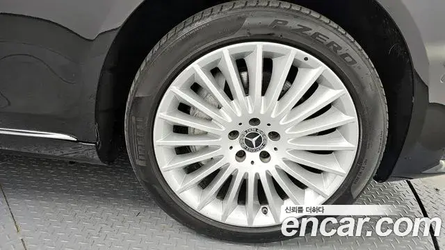Mercedes-Benz S-Class 2019 — Photo 2/20