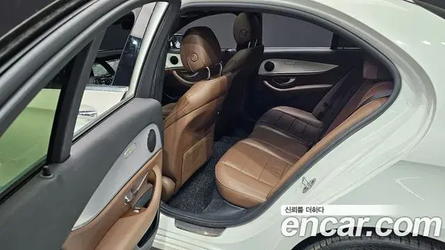 Mercedes-Benz E-Class 2020 — Фото 12/20