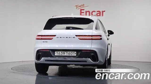 Genesis GV70 2023 — ფოტო 17/20