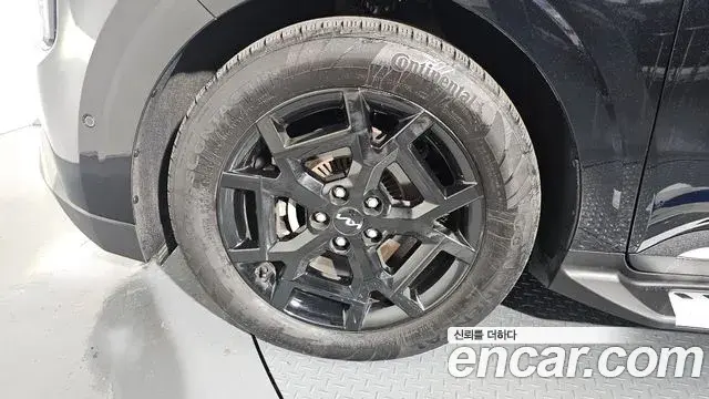 Kia Carnival 2023 — ფოტო 6/20