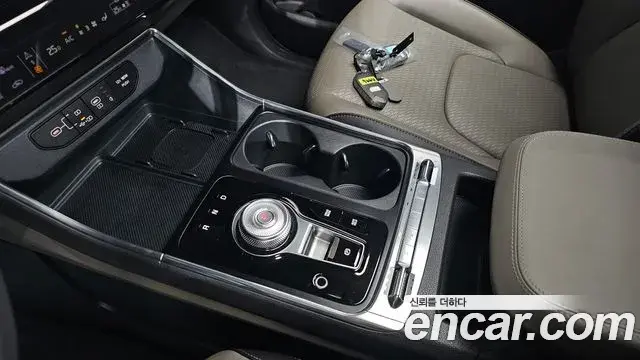 Kia Carnival 2023 — ფოტო 17/20