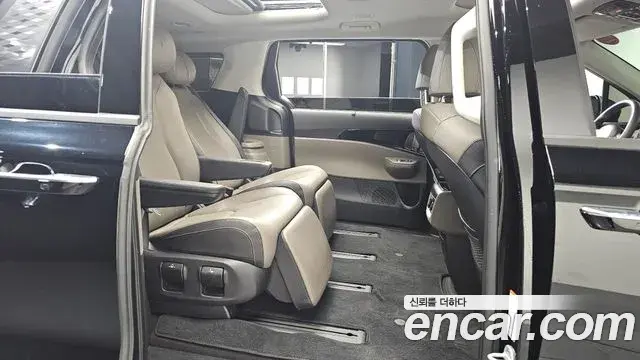 Kia Carnival 2023 — ფოტო 8/20