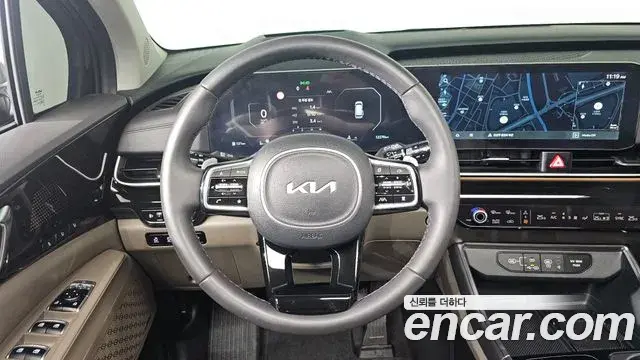Kia Carnival 2023 — ფოტო 13/20