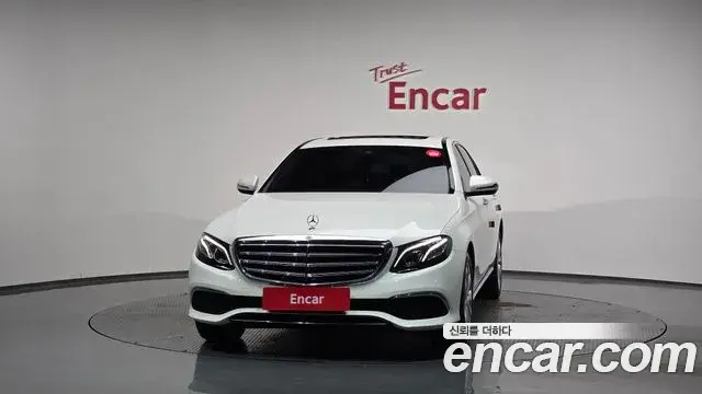 Mercedes-Benz E-Class 2019 — ფოტო 17/20