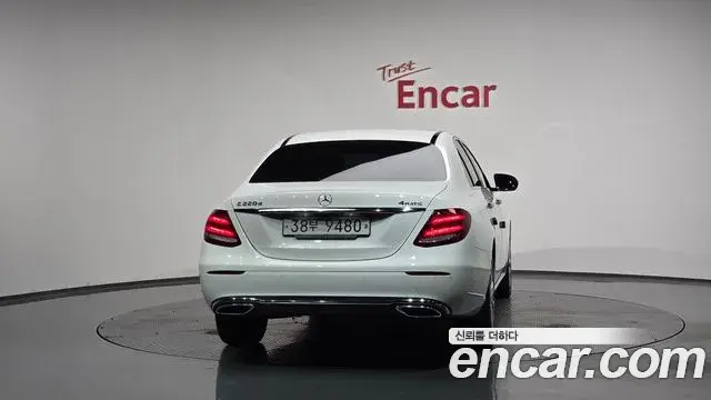 Mercedes-Benz E-Class 2019 — ფოტო 18/20