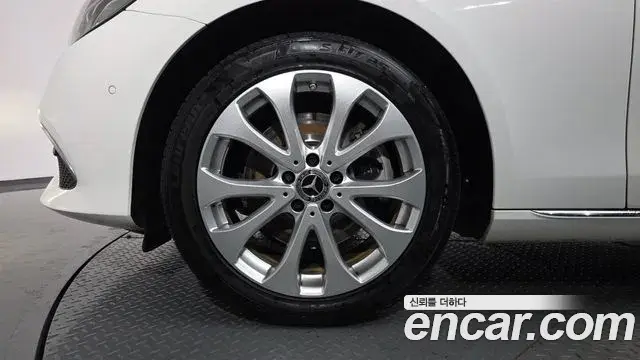 Mercedes-Benz E-Class 2019 — ფოტო 14/20